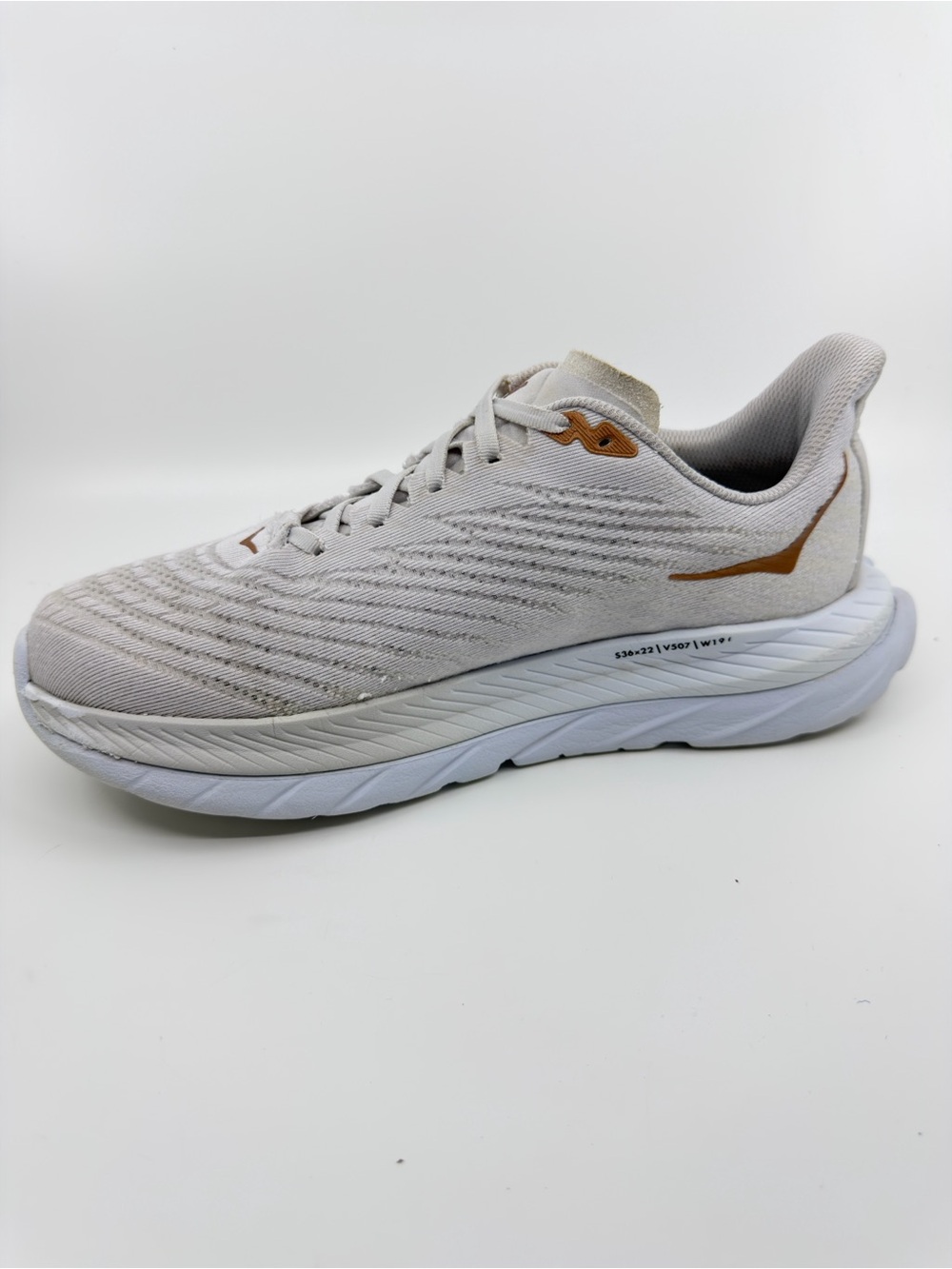 Hoka Mach 5 running shoes in the white and copper colorway, SZ 9 - Picture 4 of 9